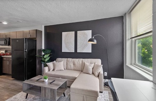 Corryville Apartment | Upscale 2 Bed Suite — Mins to Downtown Cincinnati!