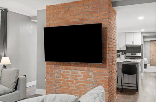 Shadyside Apartment | Upscale 2 Story Apartment w/8 beds| Free Parking