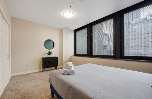 Downtown Pittsburgh Apartment | Upscale Charm PRIME LOCATION 7TH FLOOR SWEEPING CITY VIEWS FAST WIFI 24-7 Gym Lounge Roku