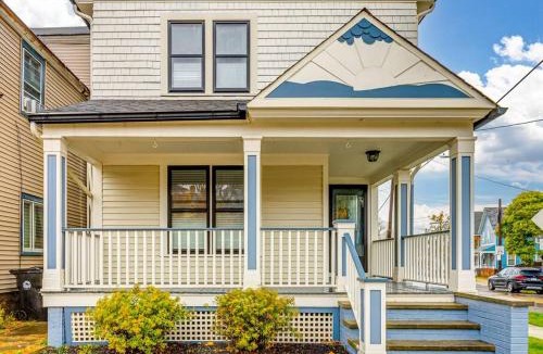 Detroit - Shoreway House | Upscale Historic Home near Downtown, Hall of Fame, Beach, Arenas