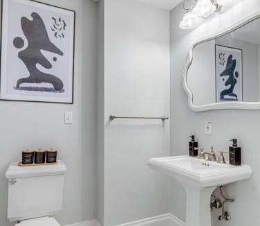 Detroit - Shoreway House | Upscale Historic Home near Downtown, Hall of Fame, Beach, Arenas