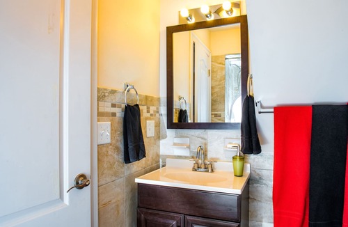 McGinley Square Apartment | *Upscale in Prime Area, Minutes to Subway/Path Train; 8-10ppl. w/Garage!