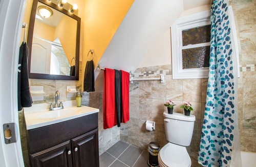 McGinley Square Apartment | *Upscale in Prime Area, Minutes to Subway/Path Train; 8-10ppl. w/Garage!