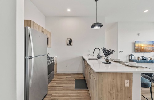East Orange Apartment | Upscale Views 2br Free Parkn, Walk 2 Train, 2bath