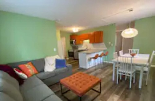 Athens House | Uptown 6-Bdrm House, 2 Kitchens, Brand New Remodel