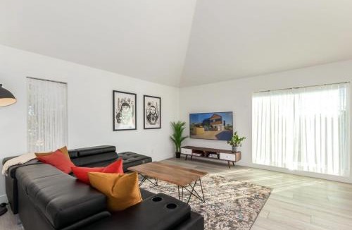 Garfield House | Urban Art Loft - Historic DT Phoenix-Chefs Kitchen