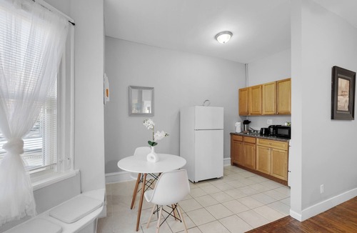 Spruce Hill Apartment | Urban quaint flat @UPenn