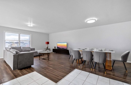 Constable Hook House | UrbanNest XL: Sleeps 13+