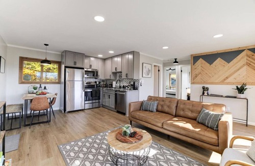 Broadway Cabin | Ursus Slumber -Hot Tub, Stunning Views, 3bdr/2bath