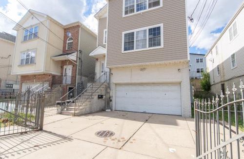Newark Apartment | 4 Bedroom-Airport Convient