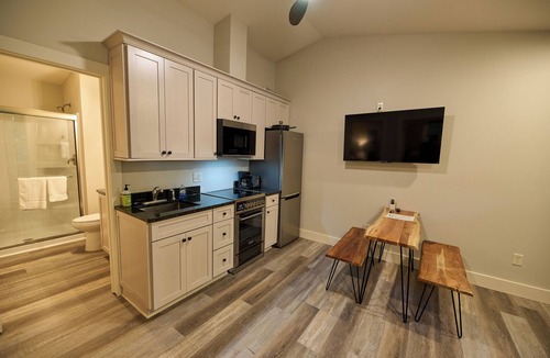 Cuyahoga Falls Cabin | Valley Overlook - Cozy 2BR Cabin near Blossom Music Center -nPeninsula, Ohio