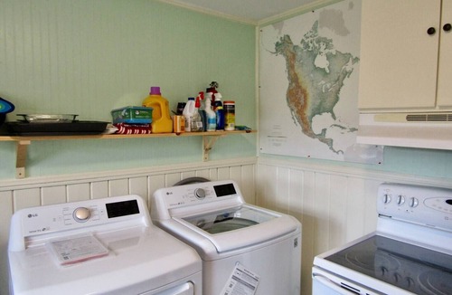 Summerlee House | Vibrant 2 Bedroom Home, Conveniently Close To The New River Gorge National Park.