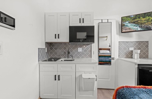 North Philadelphia West Apartment | Vines Classic Studio- Double