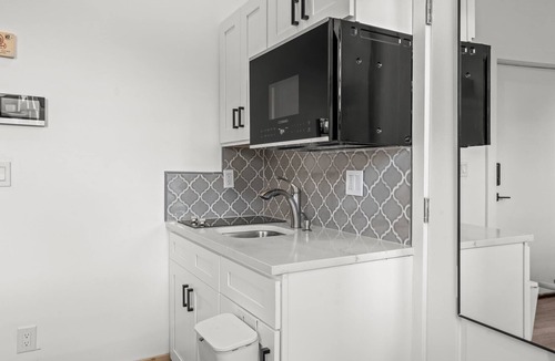 North Philadelphia West Apartment | Vines Classic Studio- Double