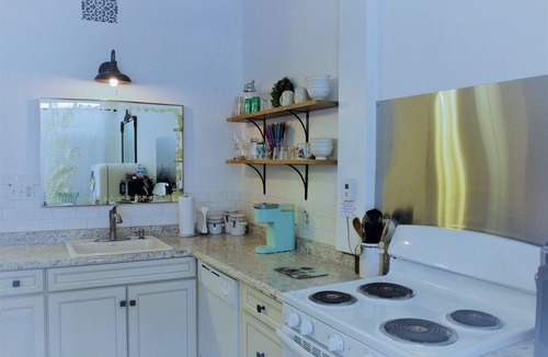 Jim Thorpe Apartment | Vintage Charm Studio: Unique Retreat on the East Side