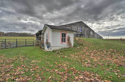 Cambridge Springs Cottage | Vintage Farmhouse ~ 2 1/2 Mi to Mount Pleasant Ski