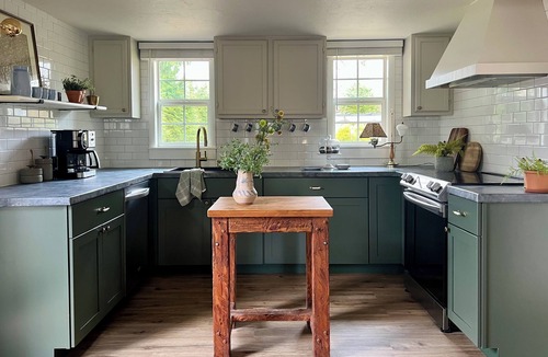 State College House | VINTAGE VIBES - HOT TUB - KING BED - COTTAGE ABODE