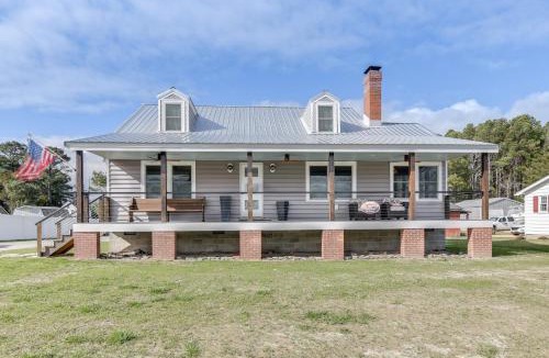 Wachapreague House | Virginia Retreat with Porch and Grill, Near Beaches!
