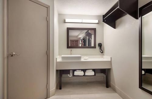 Erie Hotel | Visit Erie Historic Landmarks! 3 Budget-friendly Units, Comes with FREE Parking!
