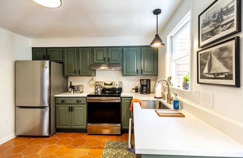 Eastport Apartment | Walk everywhere in Annapolis from 1st floor dog-friendly apartment with parking and backyard