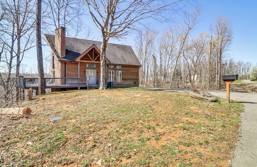 Albany Cottage | Walk to Dale Hollow Lake: Updated Cottage w/Deck!