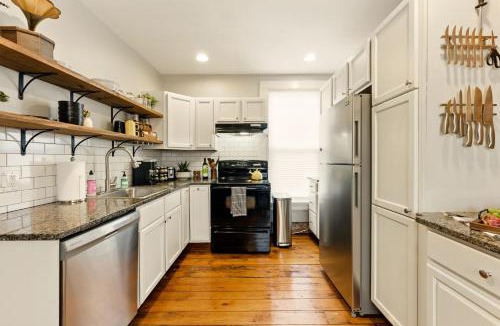 University District Apartment | Walk to OSU & Short North FREE PARKING Fire Pit