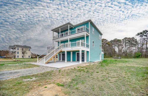 Birdsnest House | Walk to Smith Beach Spacious Home with Hot Tub