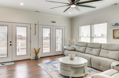Birdsnest House | Walk to Smith Beach Spacious Home with Hot Tub
