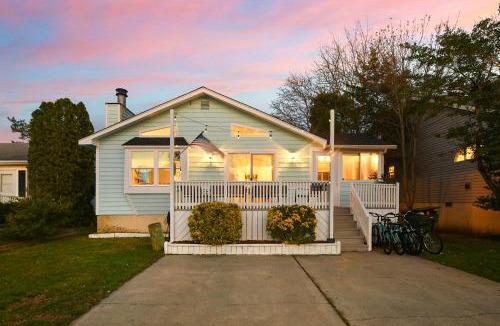 Caine Woods Villa | Walk to the Beach at the Blue House! EV Cgr, Pets!