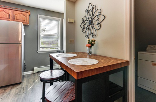 Historic Downtown Bedford Apartment | Walk to Town: Charming Unit w/Balcony in Bedford!