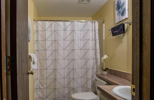 Gateway District Apartment | Walkable 1BR Apt Downtown by Frontdesk
