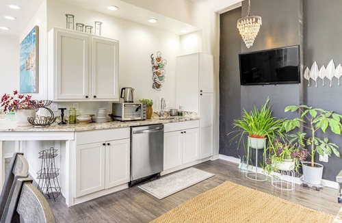Newport Apartment | Walkable Apt in York St Historic District