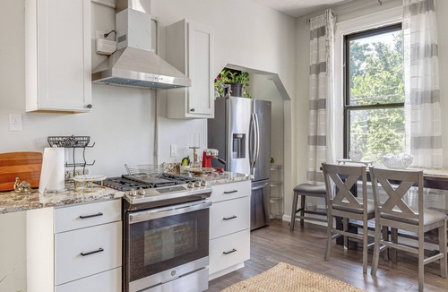 Newport Apartment | Walkable Apt in York St Historic District