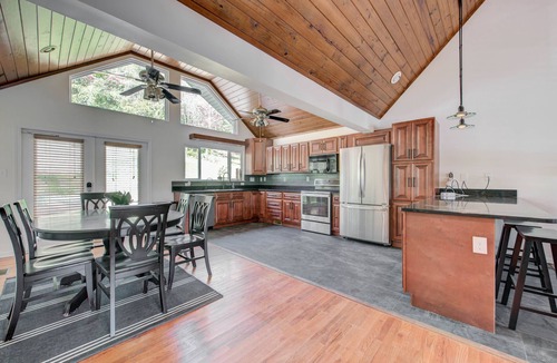 Harriman House | Watt a Retreat on Watt's Bar Lake, Sleeps 6-8