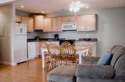 Bronston Condo | Welcome to Lake Home at the Tee Box – Your Lake Home Away From Hom