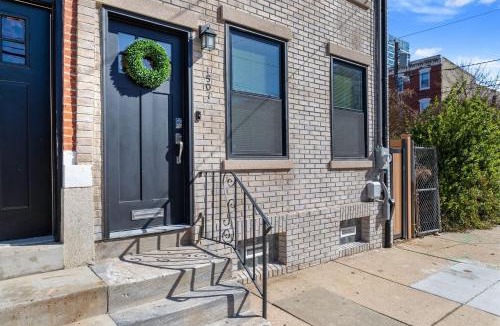 North Philadelphia West Apartment | Welcome to The Lux Collective a Spacious 5-Bedroom House close to Stadiums, Universities, Center City & more!