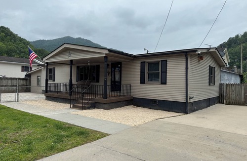 Kenvir House | Welcome to The Mayor's Retreat! 4-bedroom house in Evarts KY. Book now