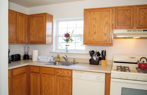 Iselin Apartment | Welcome to this charming two-bedroom, 2.5-bathroom Townhouse