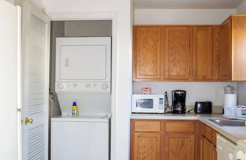 Iselin Apartment | Welcome to this charming two-bedroom, 2.5-bathroom Townhouse