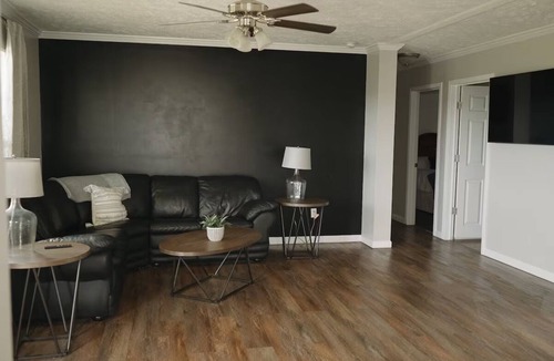 Bluewell House | Welcoming 3-bedroom house with AC in charming Rock