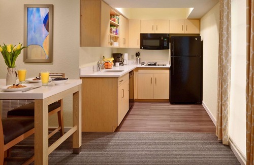 Somerset Hotel | Welcoming Room with Swimming Pool Access & Gym Near Rutgers University