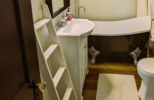 Greensburg House | Wellness retreat w/yoga studio. Off 5-star trail and 10-minute walk to downtown