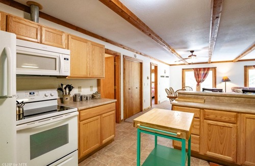 Old Timberline House | White Deer - 134 Cabin Mountain RoadnnWhite Deer - Lake Access, Hot Tub, Pet Friendly, Keurig
