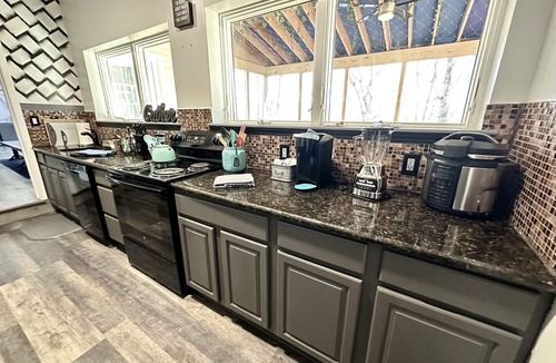 Bushkill House | White Swan by the Pond HotTub 4000sqft Modern SsMook Home Water Front BOATS