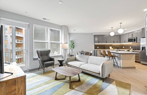 Town Center Apartment | WhyHotel by Placemakr Columbia