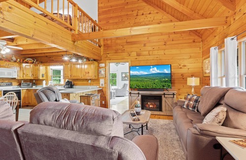 Mount Vernon Cabin | Willow Creek - Sleeps 8, Motorcycle Accessible, Hot Tub