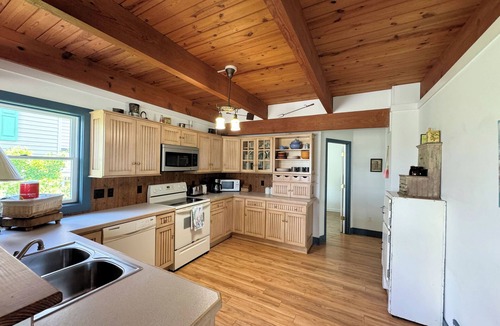 Chincoteague House | Winder Station - 3BR Waterfront home w/walking path to Kayaking ,NO LINENS