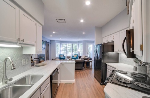 Roseland Condo | Wintergreen Resort Condo w/Deck; Ski, Hike, Shops