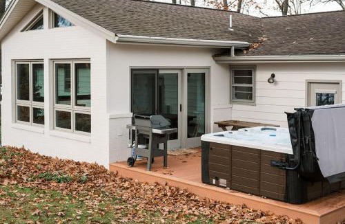 Elizabethtown House | Wooded Cottage in Elizabethtown with hot tub and sauna