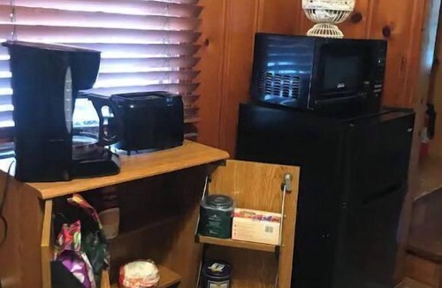 Youngstown Apartment | Woodland Oasis Cabin Apartment